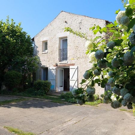 Gite La Loge Des Fees Latillé Екстериор снимка